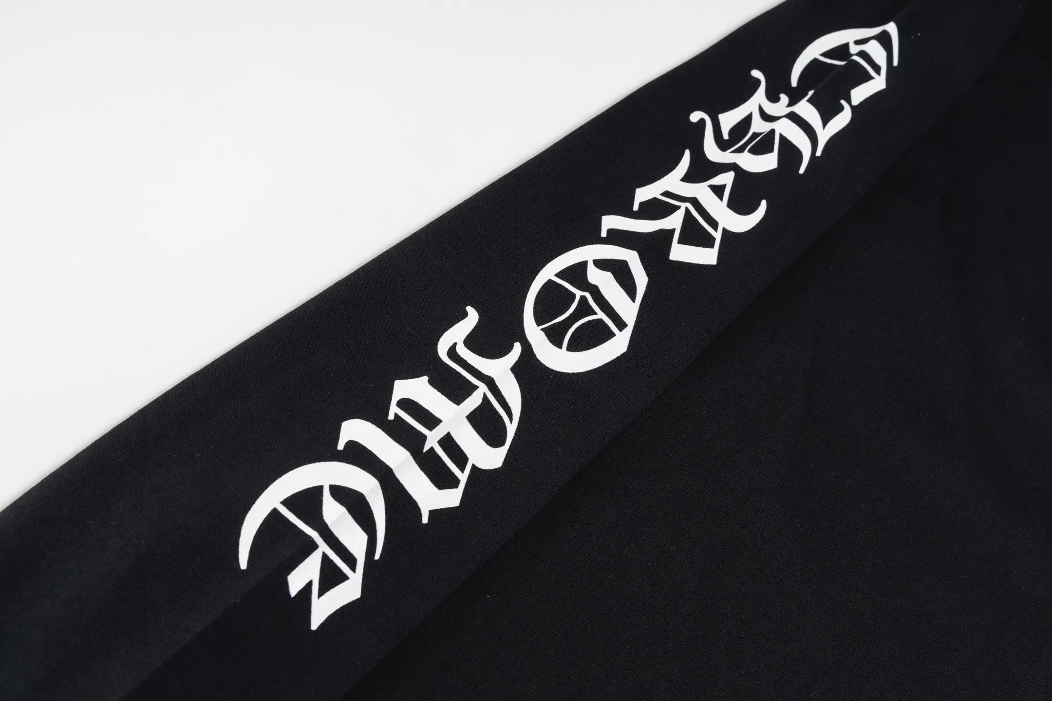 🅿️320 [Exclusive supply] CH Crow Heart Neck Sanskrit Long Sleeve (Black) The fabric is lightly brushed cotton 180g fabric. The upper body is super skin-friendly and soft. The original main label wash mark, silver thread anti-counterfeiting laser, purchased the original version to develop 1:1 restoration, glue printing is consistent with the original version. They are all black and cyan (green light), not the ordinary black fake version in the market. The collar thread is also dyed in the same vat. Size:S/M/L